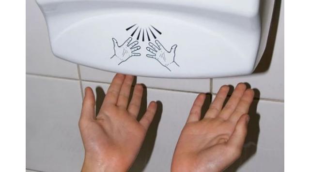 Nên lựa chọn giấy lau tay hay máy sấy khô?