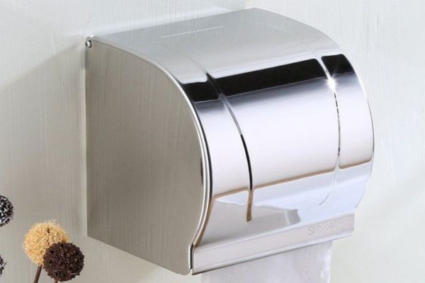 Cách mở hộp đựng giấy vệ sinh trong khách sạn